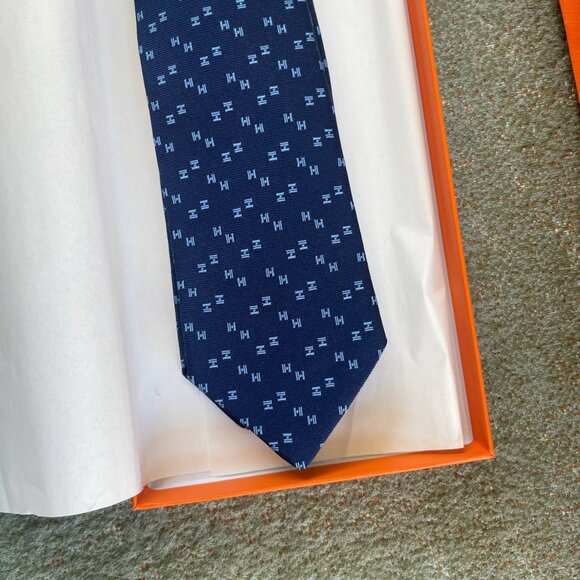 Hermès Navy Blue Silk Tie NIB - Picture 3 of 6